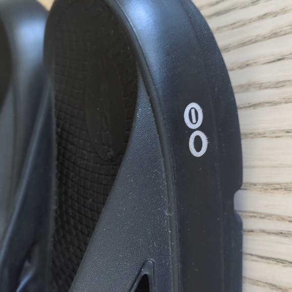 Oofos Black Original Recovery Sandals Mens 8 Womens 10